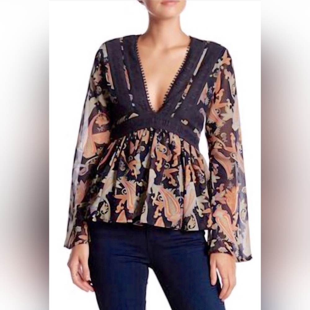 Romeo & Juliet Couture Women's Size Medium Black Paisley Bell Sleeve Blouse